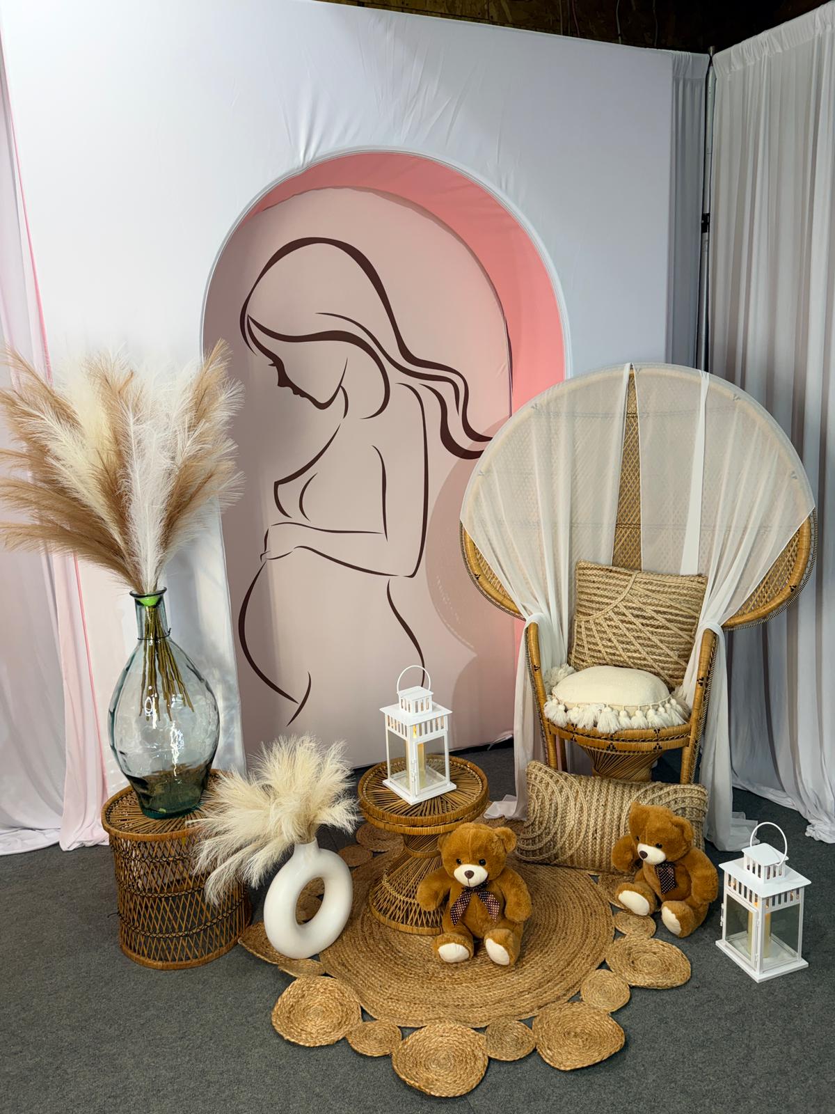 Décor de baby shower arche rose et blanche